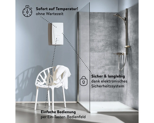 Badezimmer mit Durchlauferhitzer, Dusche und Stuhl