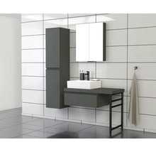 Badezimmer mit Waschtisch, Spiegelschrank und Hochschrank