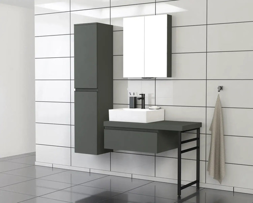 Badezimmer mit Waschtisch, Spiegelschrank und Hochschrank