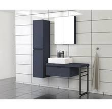 Modernes Badezimmer mit Waschtisch, Spiegelschrank und Hochschrank