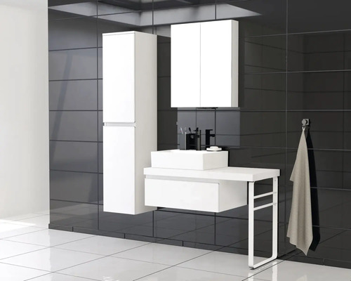 Badezimmer mit Waschbeckenunterschrank, Spiegelschrank und Hochschrank vor dunklem Fliesenspiegel