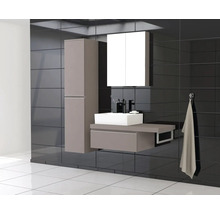 Modernes Badezimmer mit Waschtisch, Spiegelschrank und Hochschrank in glänzendem Design