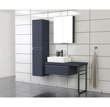 Modernes Badezimmer mit Waschtisch, Spiegelschrank und Hochschrank