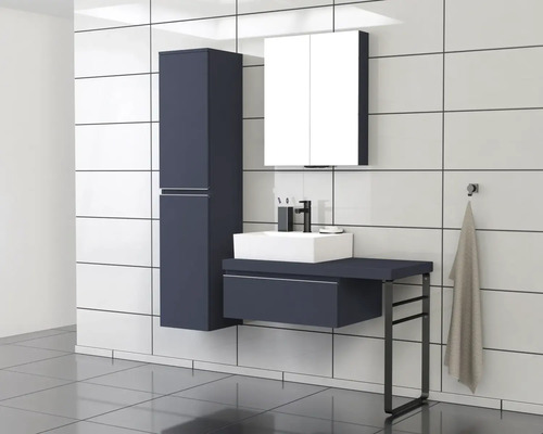 Modernes Badezimmer mit Waschtisch, Spiegelschrank und Hochschrank