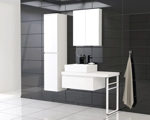 Badezimmer mit Waschtisch, Spiegelschrank und Hochschrank vor schwarzer Wand