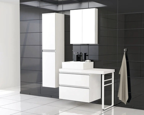 Badezimmer mit Waschtisch, Spiegelschrank und Hochschrank vor dunklem Fliesenhintergrund