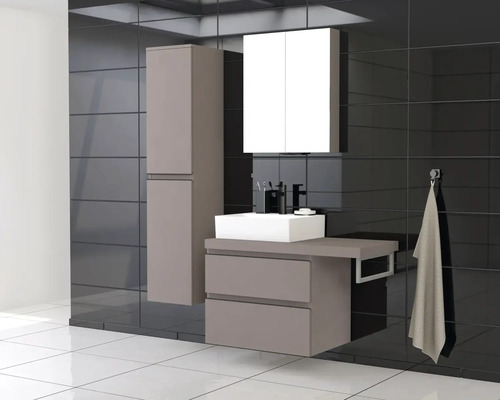 Badezimmer mit Waschtisch, Spiegelschrank und Hochschrank vor dunklen Fliesen