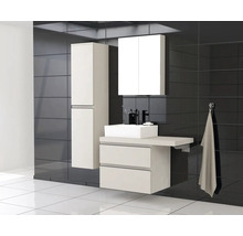 Salle de bains moderne avec lavabo, armoire de toilette et armoire haute sur fond de carrelage foncé.