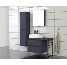 Modernes Badezimmer mit Waschbecken, Spiegelschrank und Hochschrank zur Aufbewahrung