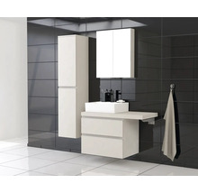 Modernes Badezimmer mit Waschtisch, Spiegelschrank und Hochschrank