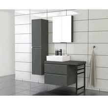 Modernes Badezimmer mit Waschtisch, Spiegelschrank und Hochschrank für ein ordentliches und helles Ambiente