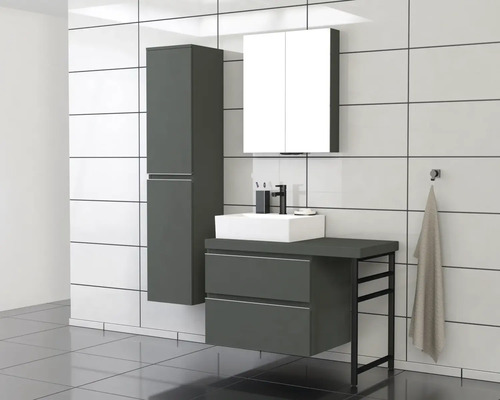 Modernes Badezimmer mit Waschtisch, Spiegelschrank und Hochschrank für ein ordentliches und helles Ambiente