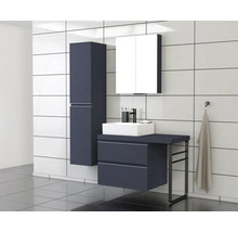 Badezimmer mit Waschtisch, Spiegelschrank und Hochschrank vor weiß gefliester Wand