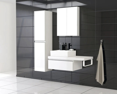 Salle de bains moderne avec lavabo, meuble sous-lavabo, armoire de toilette et armoire haute devant un carrelage mural noir