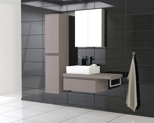 Salle de bains avec lavabo, armoire de toilette et porte-serviettes sur fond de carrelage foncé