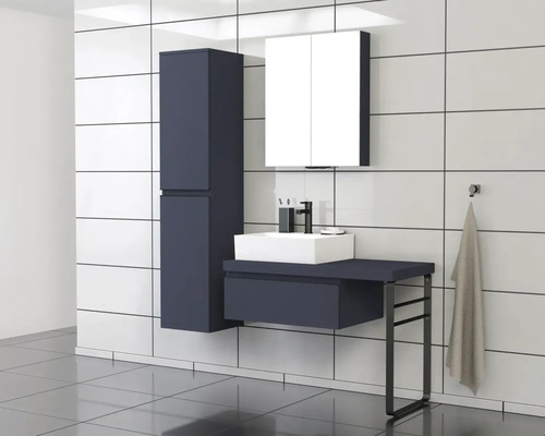 Salle de bain moderne avec meuble-lavabo, armoire de toilette et armoire haute