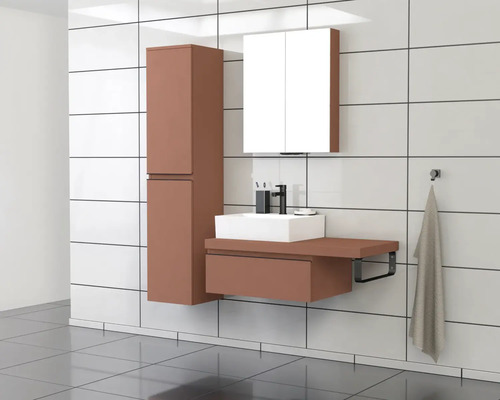 Ensemble de salle de bains moderne avec lavabo, armoire de toilette et armoire haute devant des murs carrelés blancs