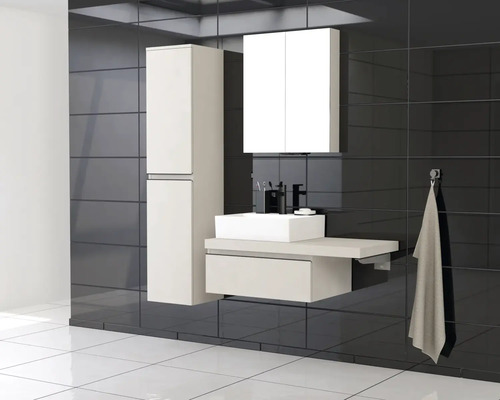 Salle de bains avec lavabo, armoire de toilette et armoire haute devant un mur sombre