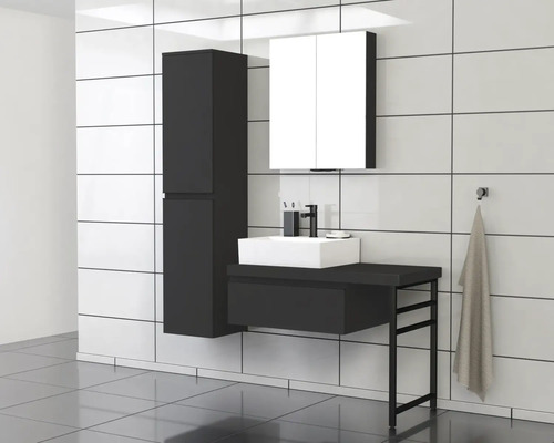 Badezimmer mit Waschtisch, Spiegelschrank und Hochschrank vor weiß gefliester Wand