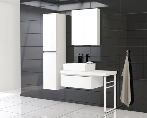 Salle de bains avec lavabo, meuble sous-lavabo, armoire de toilette et armoire haute