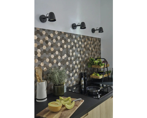 Cuisine avec des carreaux muraux à motif hexagonal et trois appliques murales
