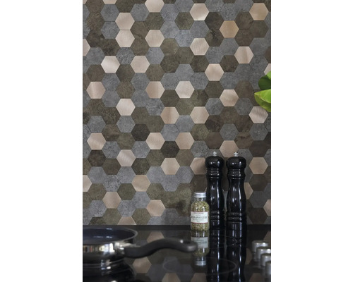 Décoration murale avec des carreaux de mosaïque hexagonaux de différentes couleurs et textures dans la cuisine.