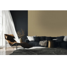 Salon avec canapé, fauteuil et papier peint structuré