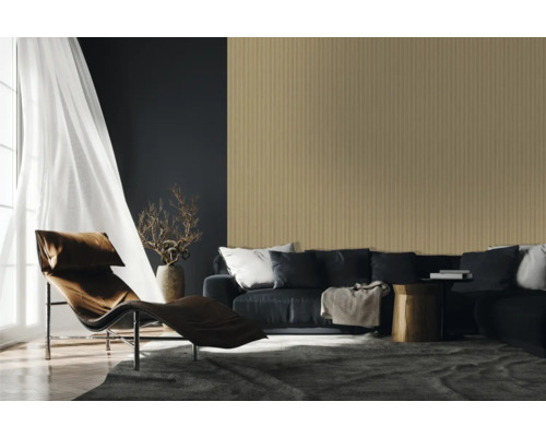 Salon avec canapé, fauteuil et papier peint structuré