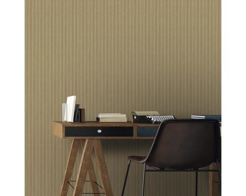 Scène avec bureau, livres, machine à écrire et chaise devant un revêtement mural à rayures en bois