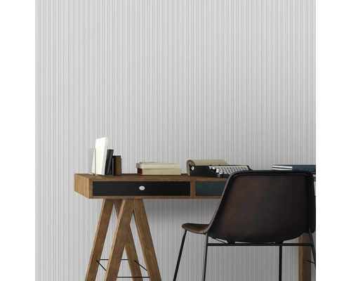 Szene mit Schreibtisch, Stuhl, Büchern und Tapete mit Streifenmuster