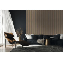 Salon moderne avec lambris en bois, canapé et chaise longue