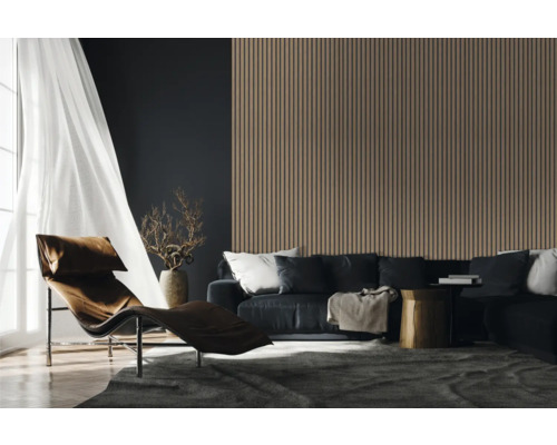 Salon moderne avec lambris en bois, canapé et chaise longue