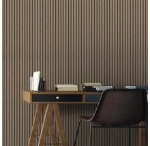 Panneaux muraux en bois derrière un bureau et une chaise