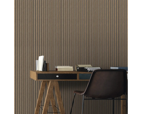 Panneaux muraux en bois derrière un bureau et une chaise