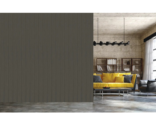 Salon avec mur rainuré, canapé jaune et bibliothèque