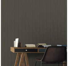 Scène avec bureau, livres, machine à écrire et revêtement mural avec une fine structure de rayures