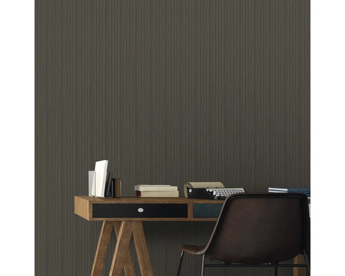 Scène avec bureau, livres, machine à écrire et revêtement mural avec une fine structure de rayures