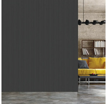 Panneau mural dans un salon aménagé de façon moderne.