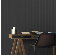 Bureau avec bureau, livres, machine à écrire et mur ondulé