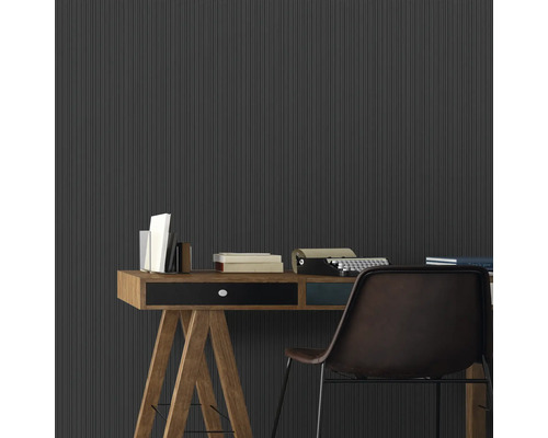 Bureau avec bureau, livres, machine à écrire et mur ondulé