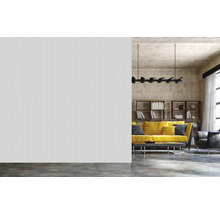 Photo d''intérieur d''un salon avec un mur cannelé, un canapé, une bibliothèque et un plafonnier