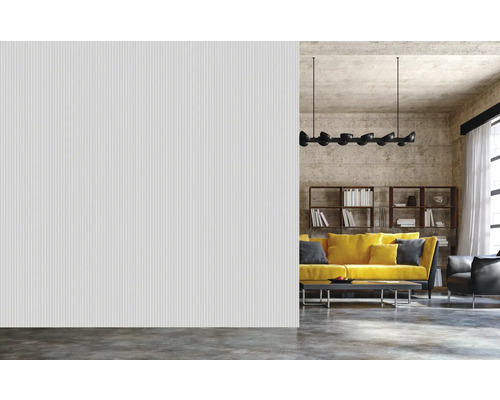 Photo d''intérieur d''un salon avec un mur cannelé, un canapé, une bibliothèque et un plafonnier