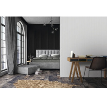 Chambre à coucher avec lit, bureau et chaise dans des tons foncés