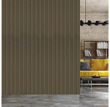 Salon moderne avec mur en lambris et canapé jaune