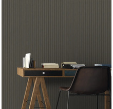 Espace de bureau avec bureau, livres, machine à écrire et chaise devant un mur avec des panneaux de bois