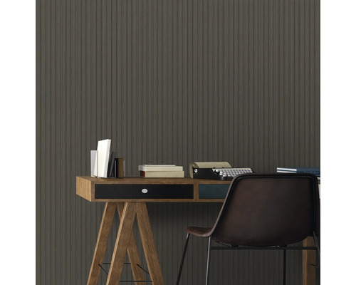 Espace de bureau avec bureau, livres, machine à écrire et chaise devant un mur avec des panneaux de bois