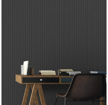 Scène avec revêtement mural rainuré, bureau et chaise de bureau