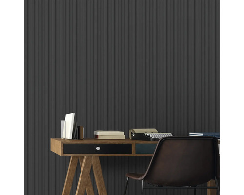 Scène avec revêtement mural rainuré, bureau et chaise de bureau