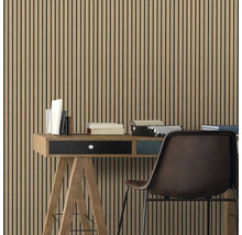 Panneau mural en bois derrière un bureau avec des fournitures de bureau et une chaise