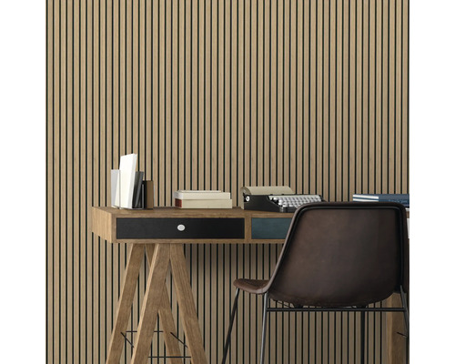 Panneau mural en bois derrière un bureau avec des fournitures de bureau et une chaise